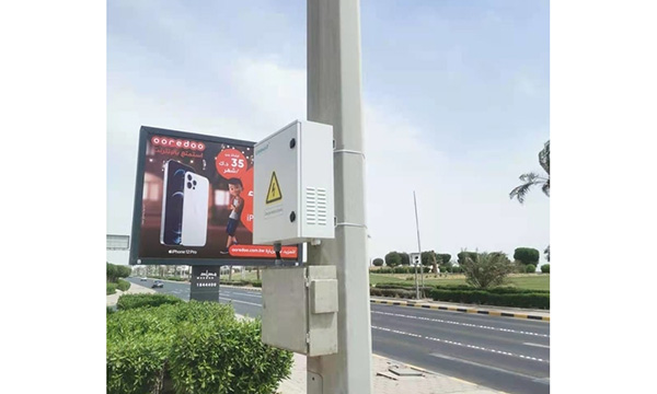 Outdoor UPS for traffic lights and surveillance cameras