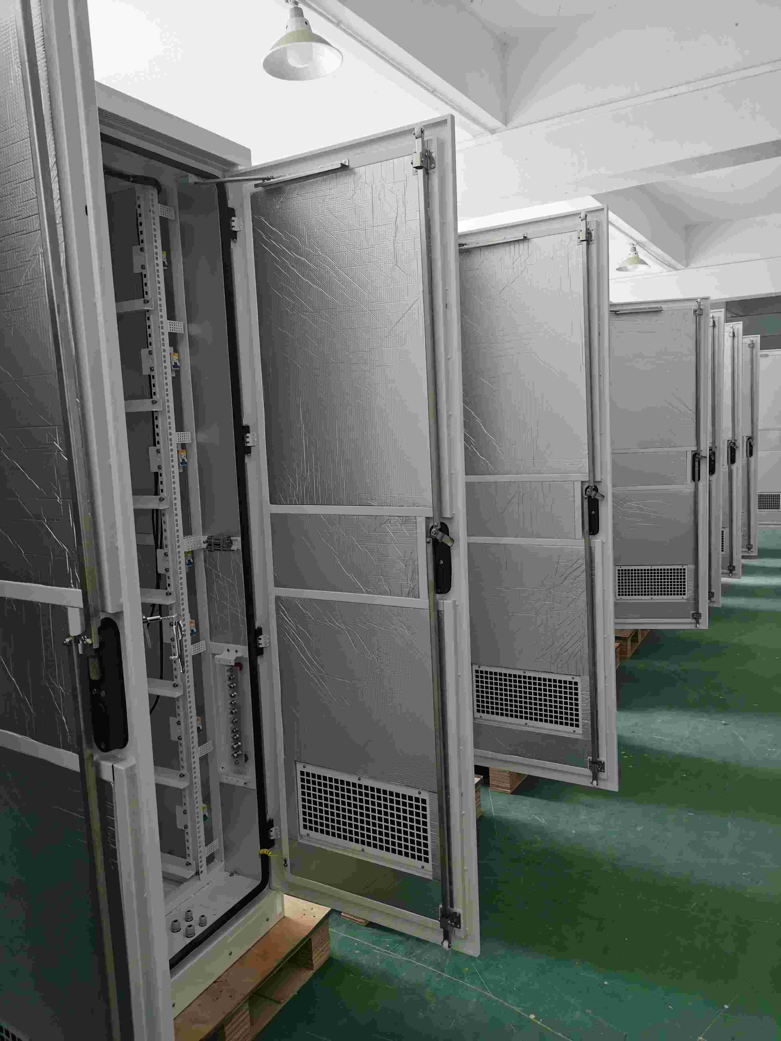 IP55 outdoor cabinet with lithium battery